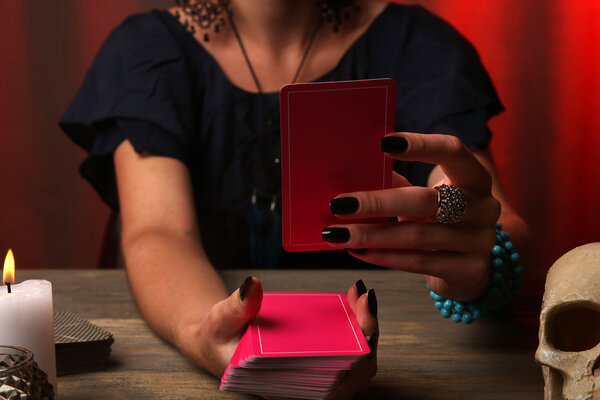 Ведьма - гадалка, читающая предсказание крупным планом
