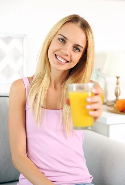 Giovane bella donna con succo di frutta fresco — Foto Stock