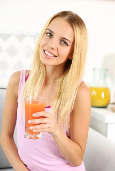 Giovane bella donna con succo di frutta fresco — Foto Stock