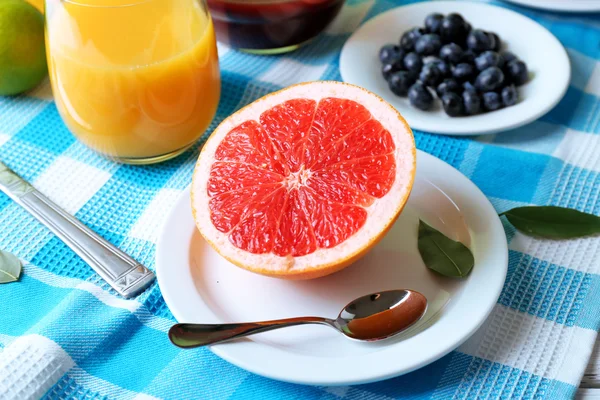 건강 한 아침 식사와 함께 과일 및 장과 테이블에 닫습니다. — 스톡 사진
