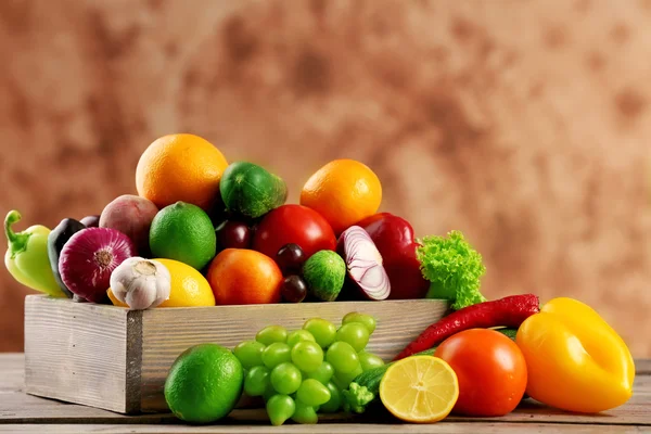 木製テーブルの上の箱の新鮮な果物と野菜のヒープをクローズ アップ — ストック写真