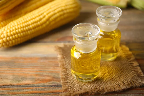 Świeża kukurydza z butelki oleju na stole z bliska — Zdjęcie stockowe