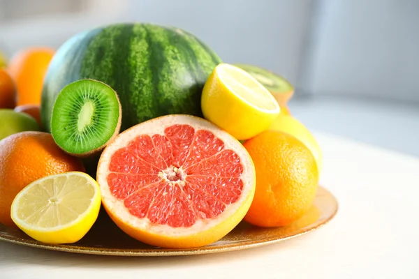 Vers fruit op tafel in woonkamer, close-up — Stockfoto