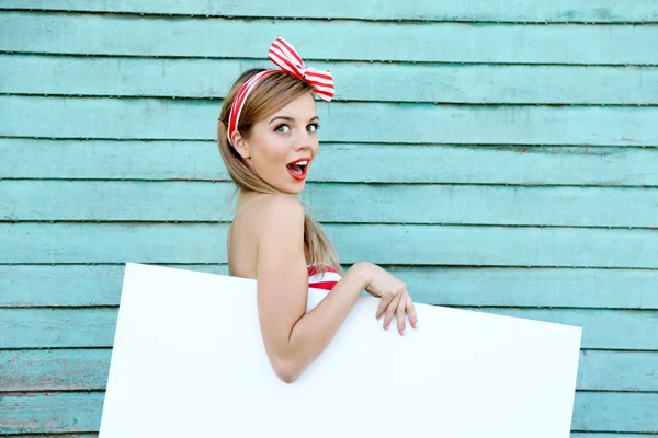 Mooi meisje met mooie glimlach op een houten achtergrond kleur — Stockfoto