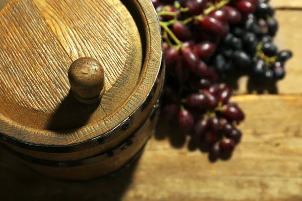 Velho barril de vinho e uva em fundo de madeira — Fotografia de Stock