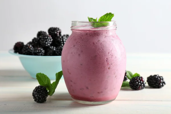 Μούρο νόστιμα smoothie με βατόμουρα σε ξύλινο τραπέζι από κοντά — Φωτογραφία Αρχείου