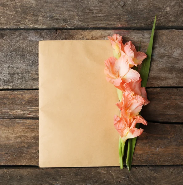 Blank card with beautiful gladiolus on wooden background — Stock Photo, Image