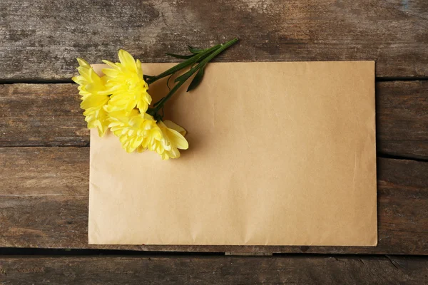 Lege kaart met prachtig chrysanthemum op houten achtergrond — Stockfoto