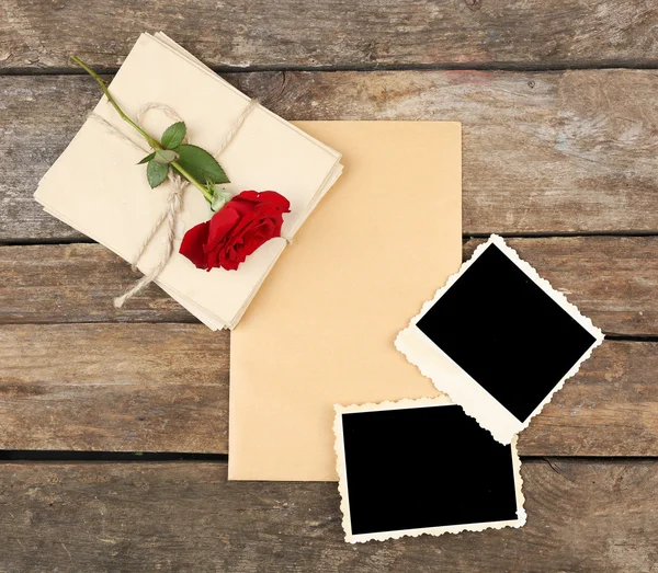 Blank old photos and beautiful rose — Stock Photo, Image