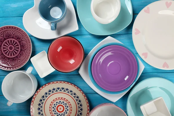Různé nádobí na dřevěný stůl zblízka — Stock fotografie