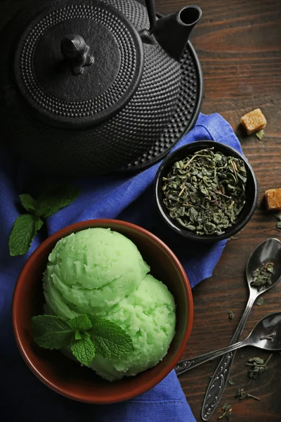 Gelato al tè verde fatto in casa su sfondo di legno scuro — Foto Stock