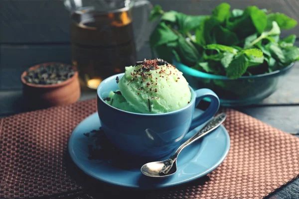 Es krim teh hijau buatan sendiri dalam cangkir, dengan latar belakang kayu — Stok Foto