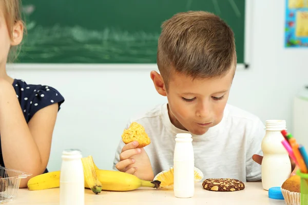 Schattige kinderen op lunch moment — Stockfoto