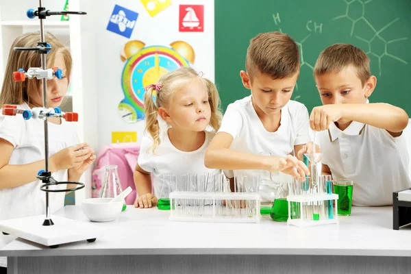 Alunos bonitos na aula de química — Fotografia de Stock