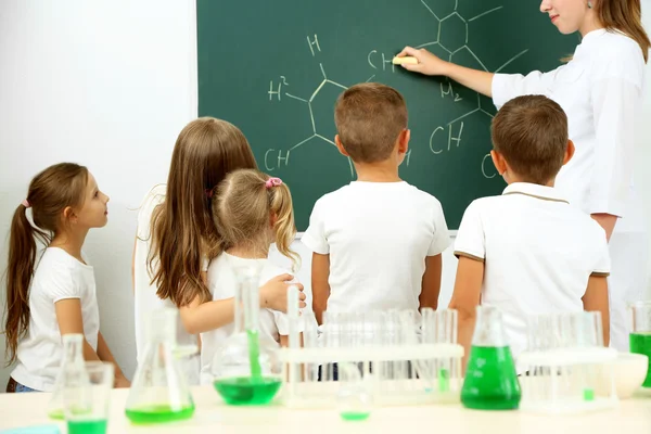 Милі Учні Вчителем Проводять Біохімічні Дослідження Хімічному Класі — стокове фото