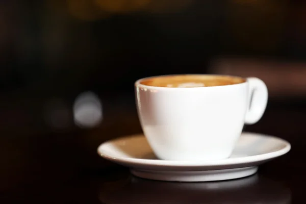 Чашка капучино на барной стойке — стоковое фото