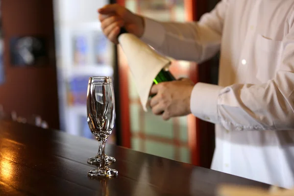 Retrato de barman bonito com garrafa de champanhe — Fotografia de Stock