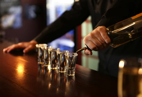 Barman está derramando tequila em vidro — Fotografia de Stock