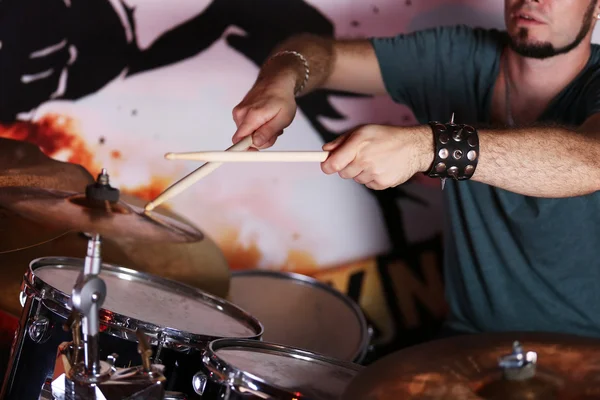 Руки барабанщика с палками и барабанами — стоковое фото