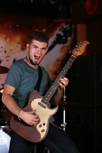 Uomo che suona la chitarra elettrica — Foto Stock