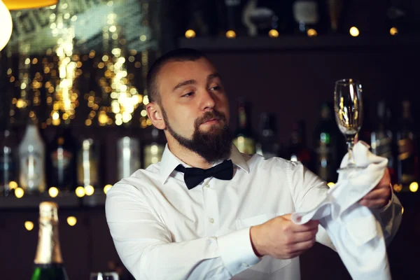 Bartender wipes glasses — Stock Photo, Image