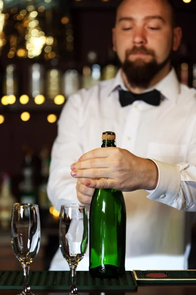 Portret van knappe barman — Stockfoto