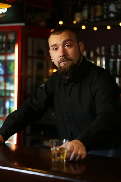 英俊的酒吧侍者的肖像 — 图库照片