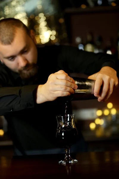 Barman fazendo coquetel — Fotografia de Stock