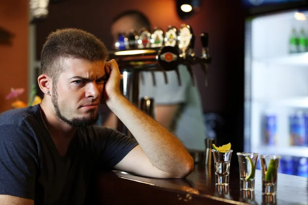 Ο άνθρωπος πίνοντας τεκίλα σε bar — Φωτογραφία Αρχείου