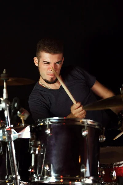 Drummer παίζει τύμπανα — Φωτογραφία Αρχείου