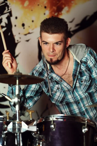 Opgewonden drummer op achtergrond — Stockfoto
