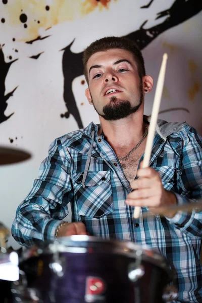 Nadšený bubeník na pozadí — Stock fotografie