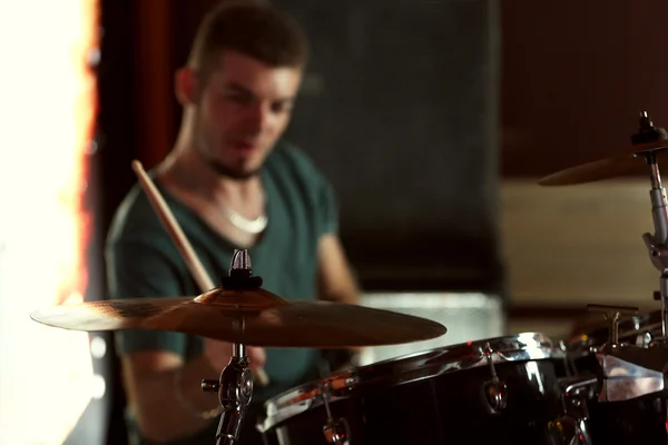 Drummer playing drums — Stock Photo, Image