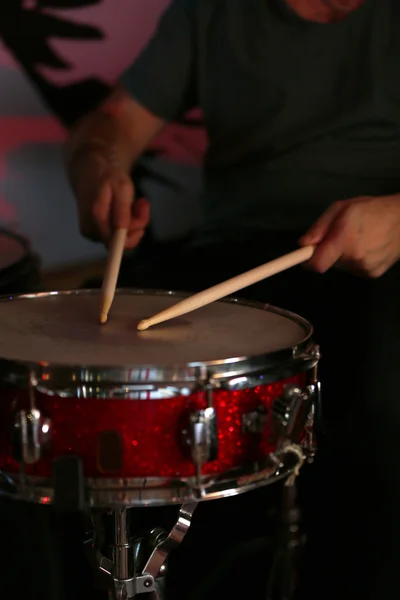 Schlagzeuger mit Stöcken und Trommeln — Stockfoto