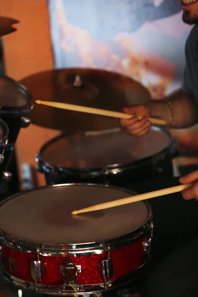Drummer met stokken en drums — Stockfoto