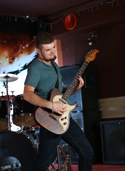 Man playing on electric guitar — Stock Photo, Image