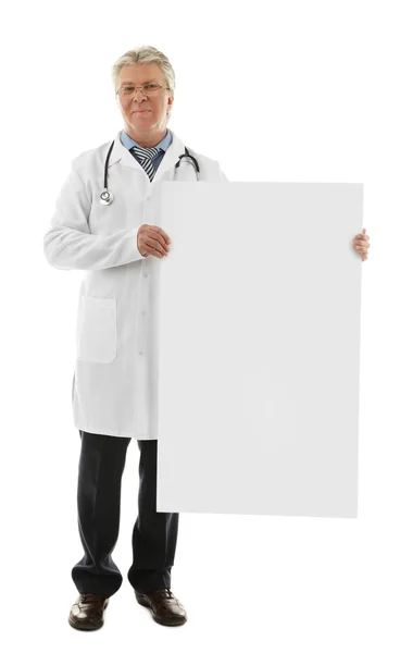 Médico segurando placa de cartão em branco isolado no branco — Fotografia de Stock