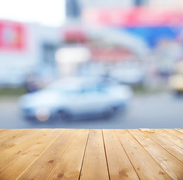 Table en bois avec flou abstrait — Photo