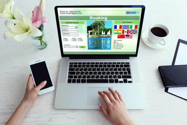 Vrouw met laptop — Stockfoto