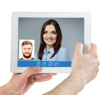Genç çift birbirinizle online video sohbet etmek yolu ile konuşmak.