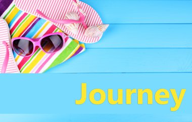 ahşap zemin üzerinde plaj aksesuarları