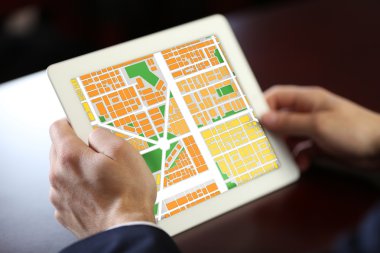İşadamı holding tablet harita ile