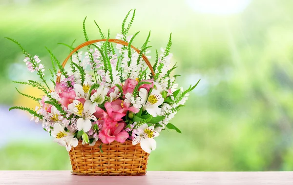 Hermosas flores silvestres en canasta de mimbre —  Fotos de Stock