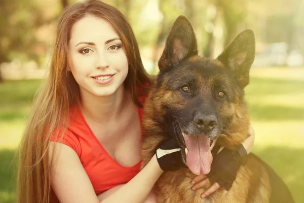 Jeune fille avec chien dans le parc — Photo