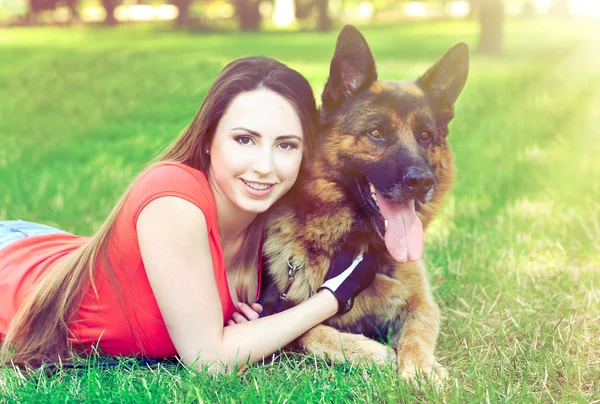 Молода дівчина з собакою в парку — стокове фото