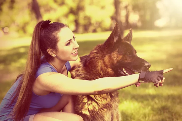 Ung flicka med hund i park — Stockfoto