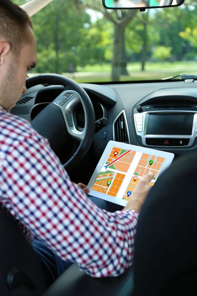 Muž Sedí Autě Držení Tabletu Mapa Gps Navigační Aplikace — Stock fotografie