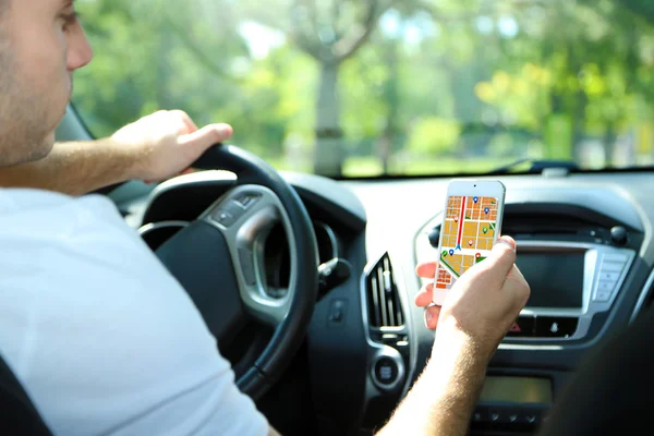 Man Sitter Bilen Och Hålla Smart Telefon Med Karta Gps — Stockfoto