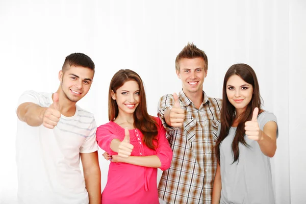 Grupo de jóvenes felices — Foto de Stock