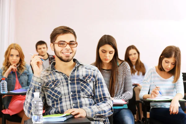 Eleverna sitter i klassrummet — Stockfoto